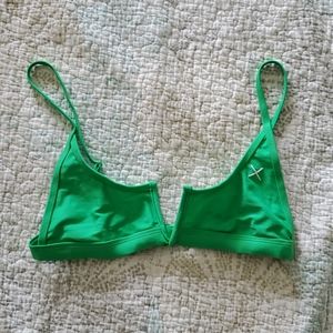 Boutine LA leaf green v cut top 🍃